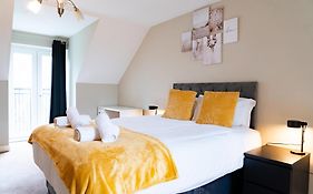 Entire 4 Bed Cosy Luxury Spacious House